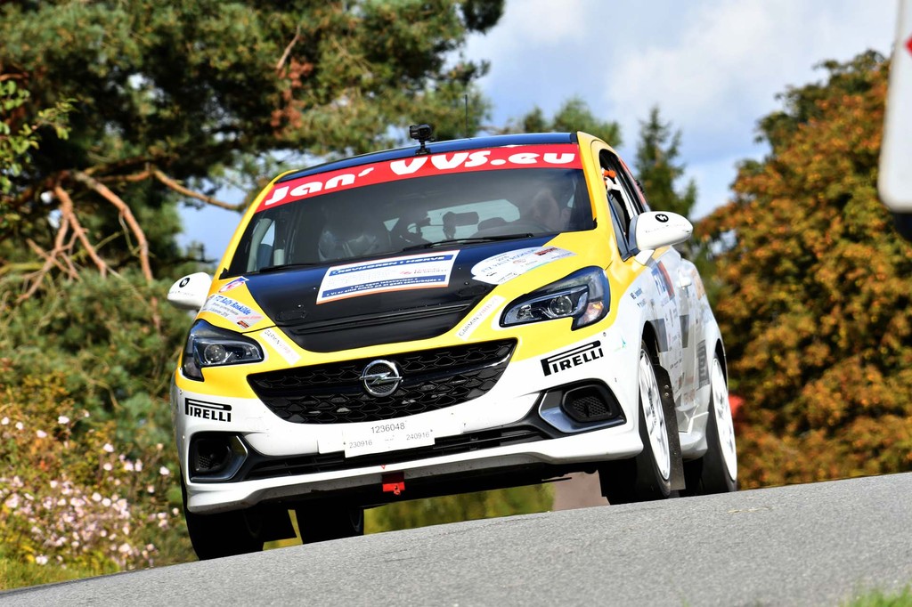 Brødrene Simon og Sune Vallentin i den Opel Corsa OPC, hvormed de blev danske rallymestre 2016 i Gruppe E
(Foto: Morten Dam, Specialpressen)